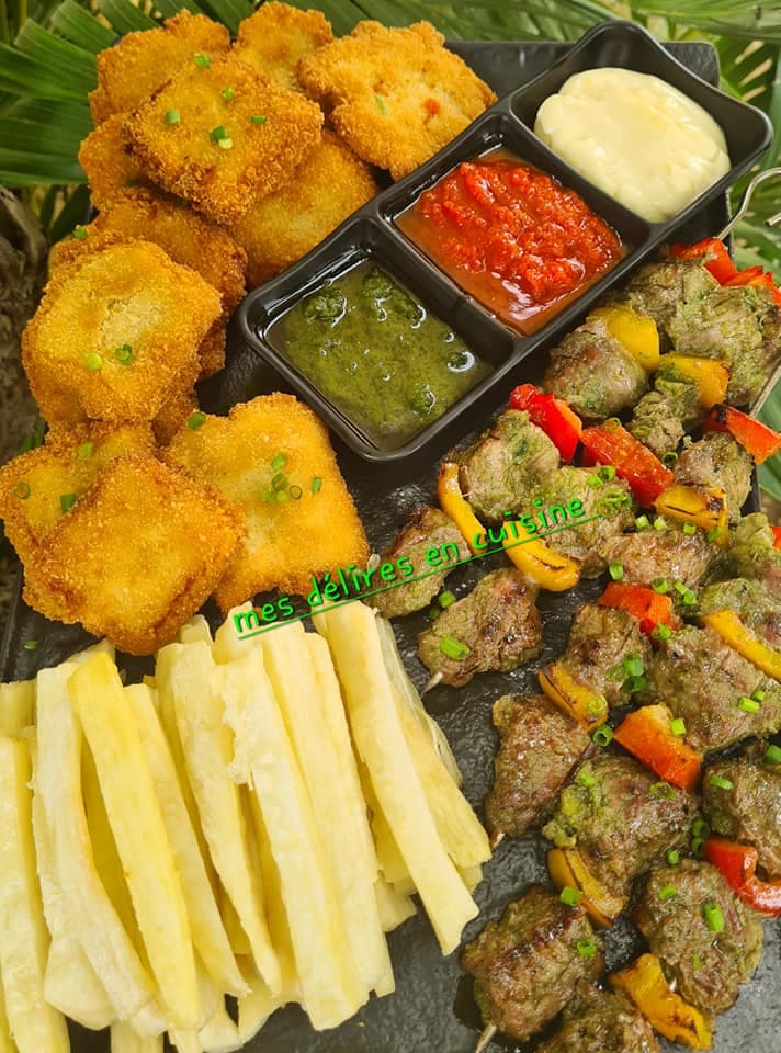 Plateau de poulet pané et brochettes de boeuf