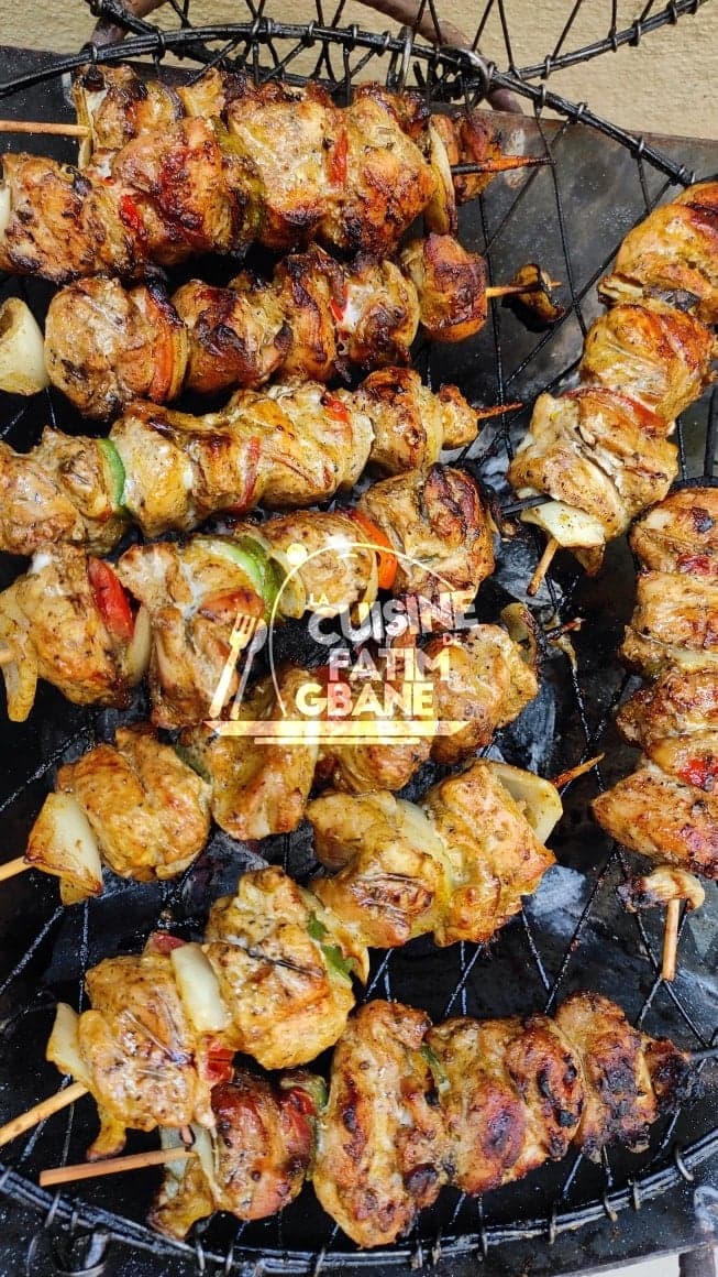 Des brochettes de blanc de poulet