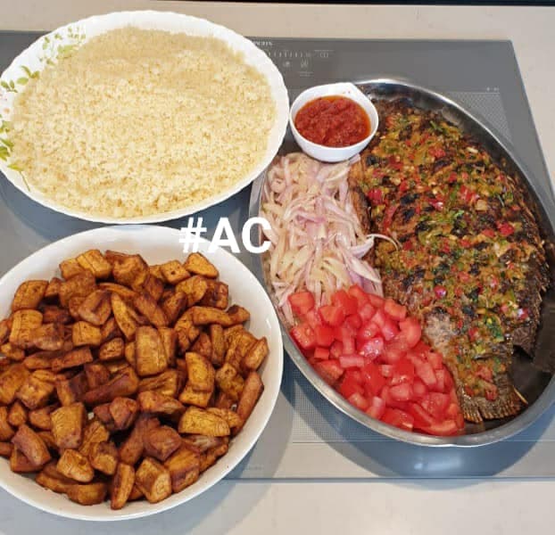 Poisson braisé accompagné d’attiéké et d’allocos