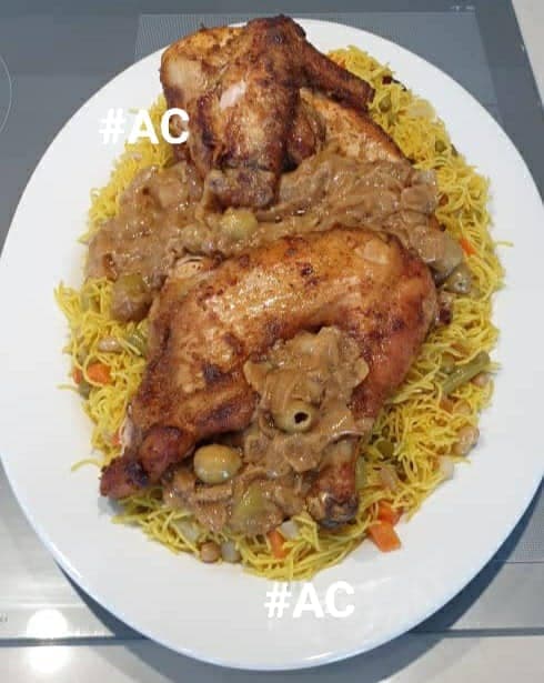 Vermicelles avec poulet braisé et sa sauce oignon