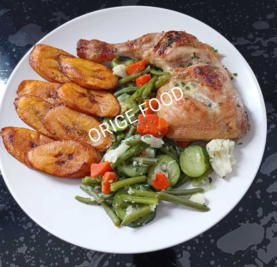 Rôti de poulet : accompagné de banane plantain frites et de mélange de légumes cuits à la vapeur