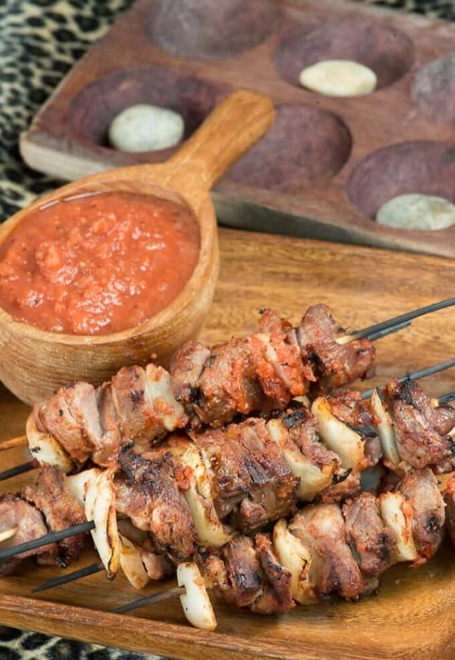Des brochettes de chèvre tendres et délicieuses