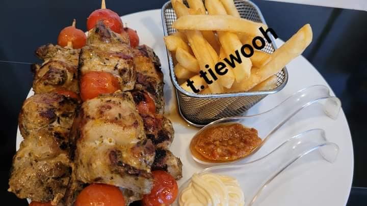 Brochettes de dinde poêlées aux frites