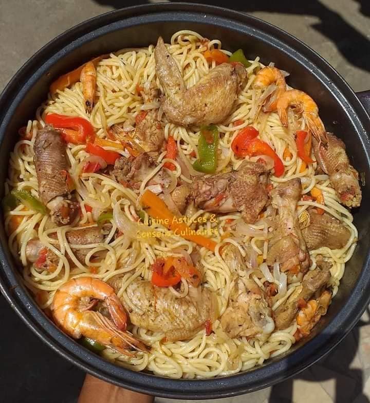 Spaghettis sautés au poulet crevettes et légumes