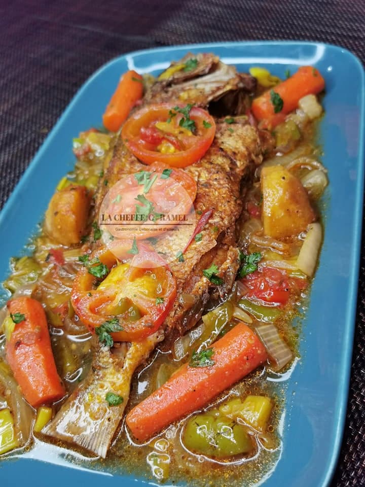 Poisson frit aux pommes de terre et carottes.