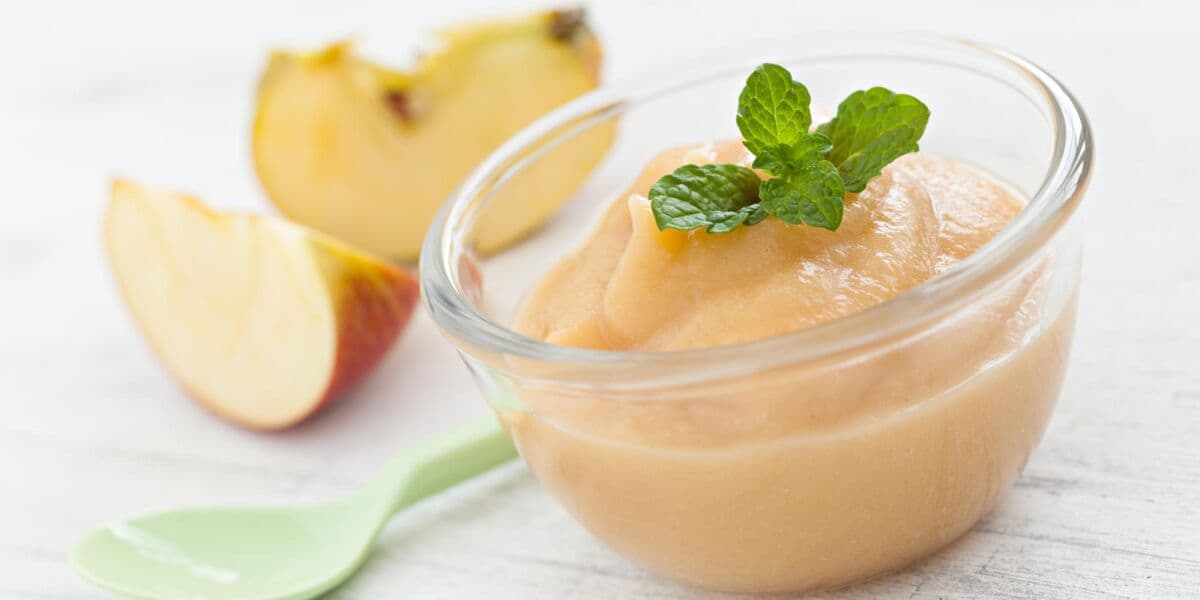 Comment faire de la purée de pommes pour les bébés.