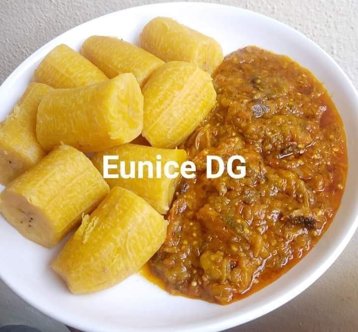 Bananes plantain vapeur avec sa pâte d’aubergine au mangne sec.