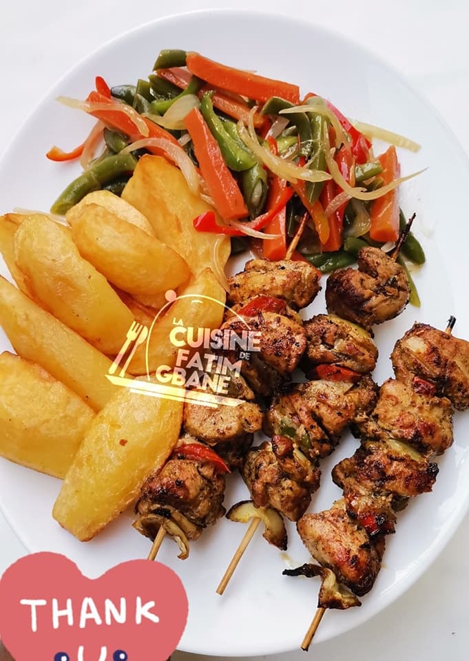 Des brochettes de blanc de poulet đ