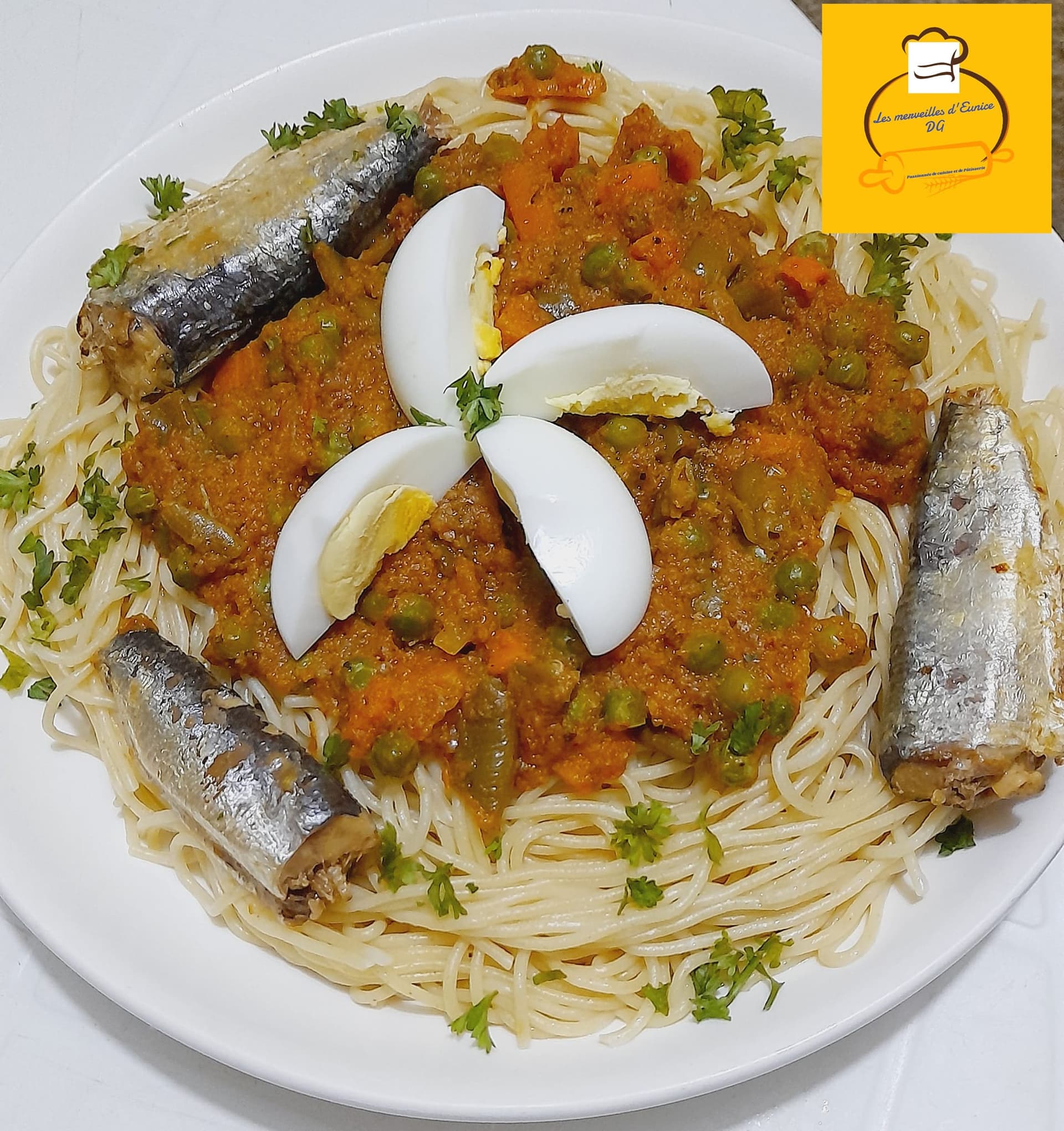 Spaghetti, avec sa petite sauce tomate aux petits pois, haricots verts, carottes