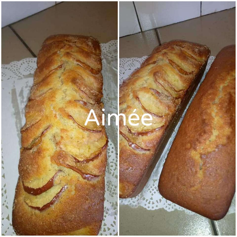 Gateau yaourt aux pommes, celui de gauche et aux raisins secs, celui de droite.