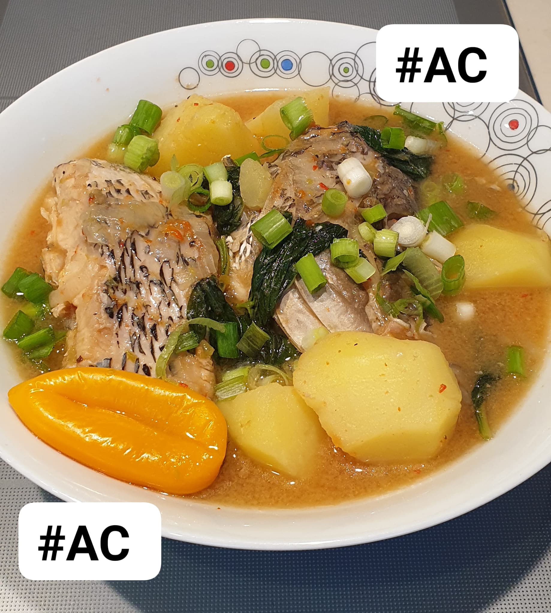 Soupe de poisson frais avec quelques feuilles fraîches de basilic