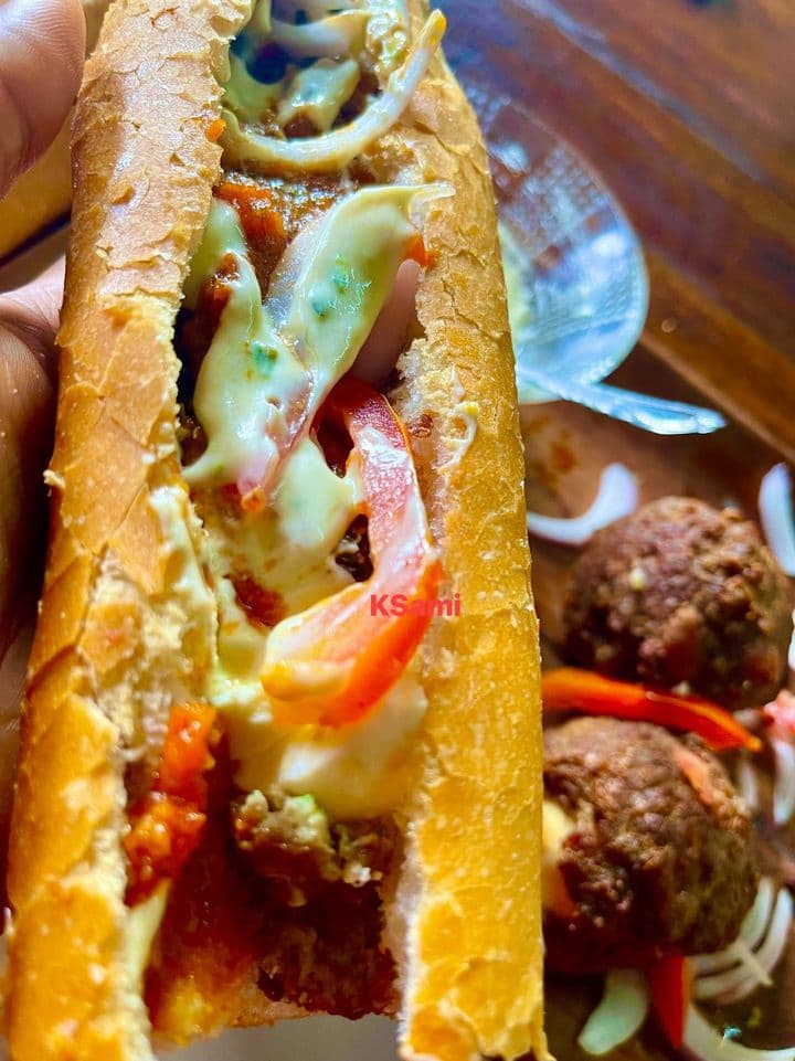 Sandwich aux Œufs Surprises, Sauce Piquante et Vinaigrette Gourmande : Un Pur Régal