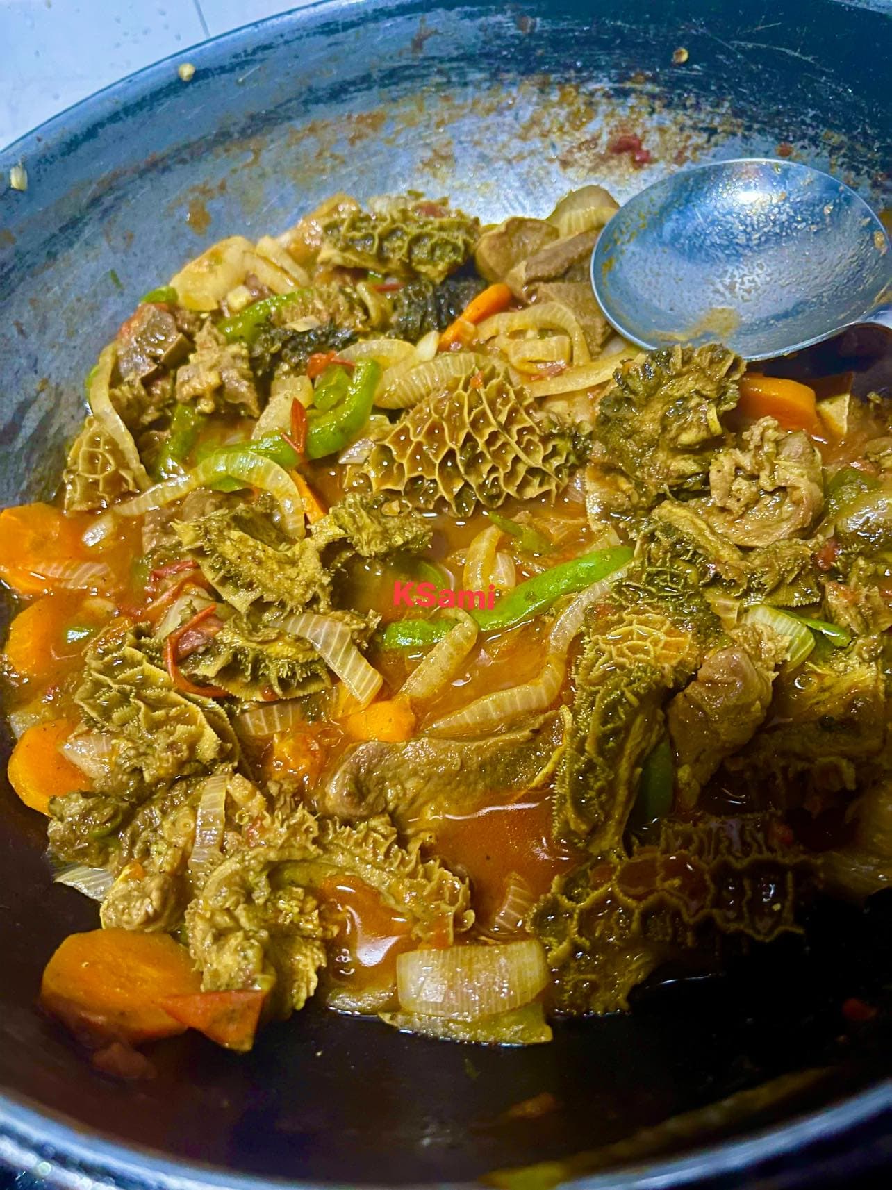 Des tripes et langue de bœuf sautés au curry et au safran