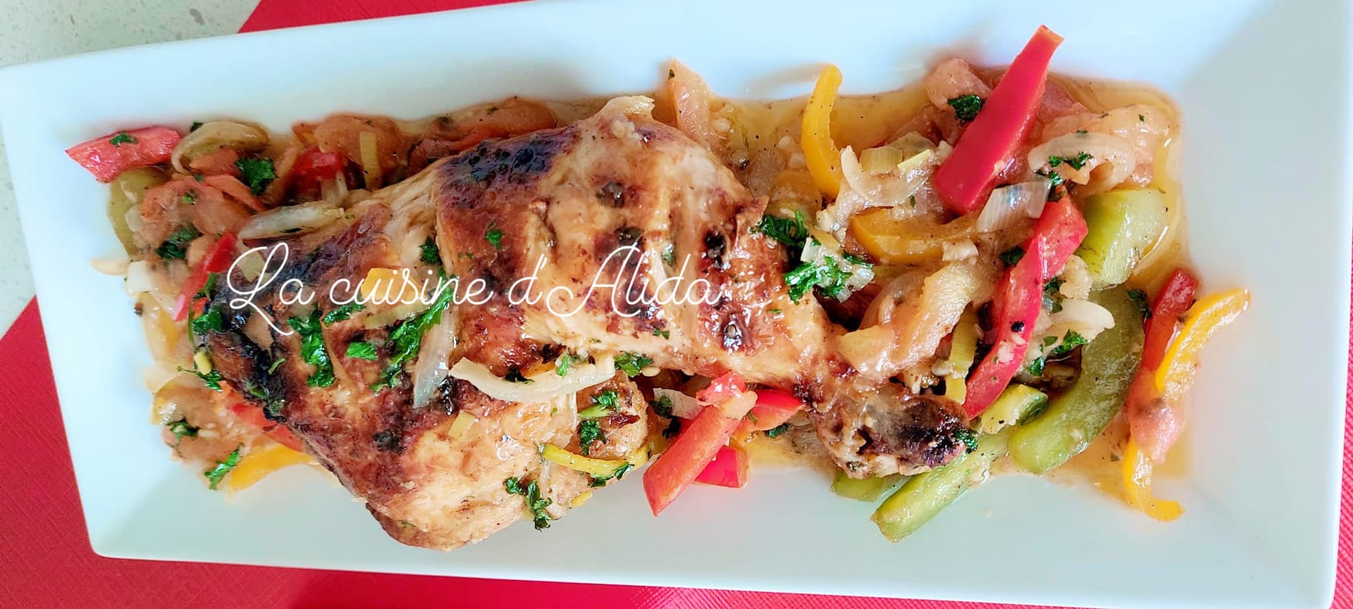 Du poulet aux poivrons accompagné de pommes de terre rissolées au curry et au thym