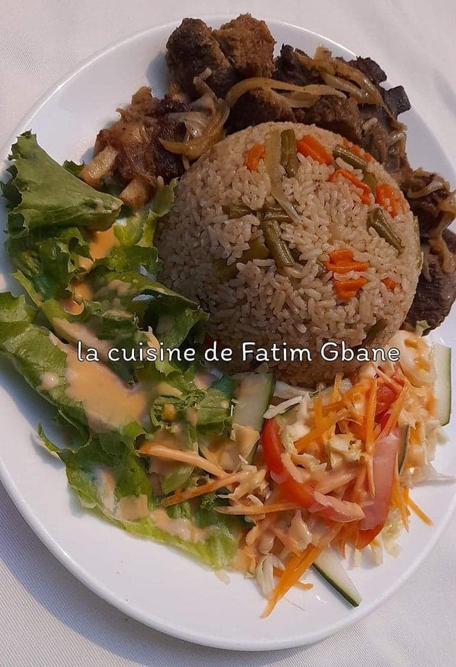 Du riz gras à la viande de mouton avec sa délicieuse salade.