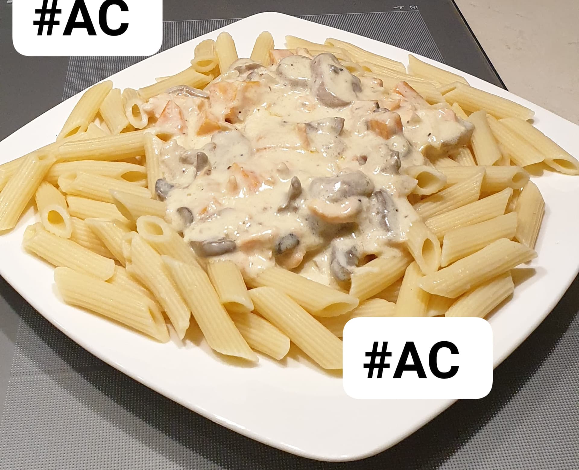 Pâte avec la sauce crémeuse