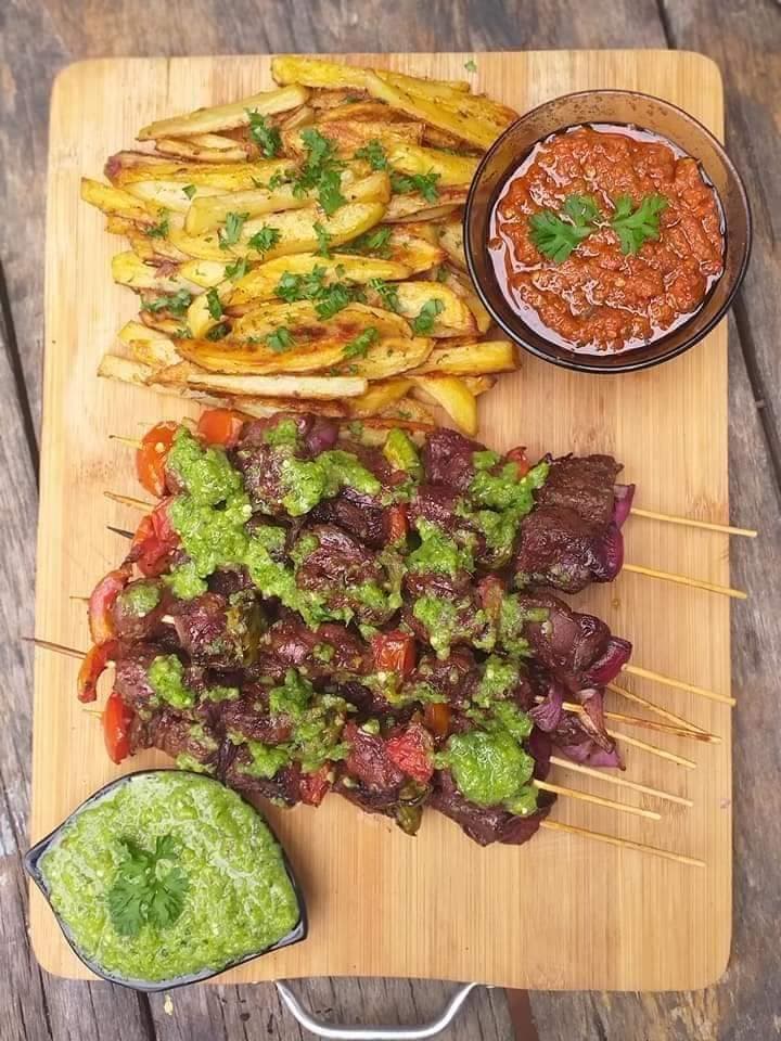 Brochettes de foie frittes de pommes de terre au four sauce piquante