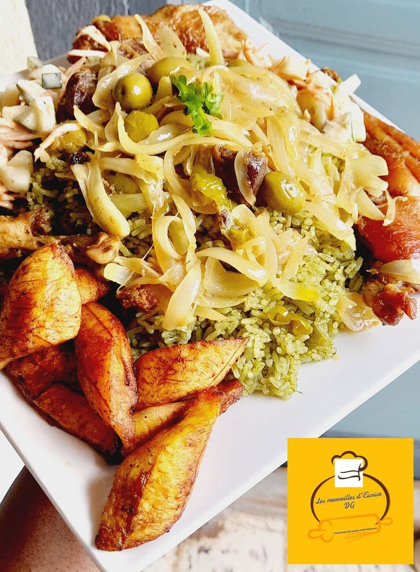 Riz vert au yassa poulet alloco et sauce vinaigrette