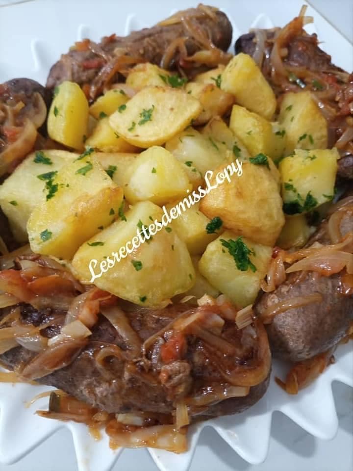 Pommes de terre sautées entourées de saucisses poêlées.