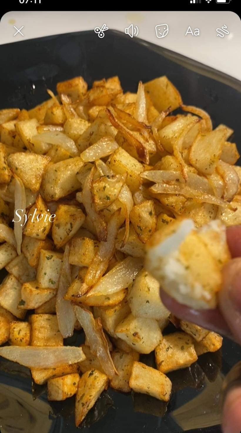 Pommes de terre fondante sautées au beurre, à l’ail, oignons, poivrons verts..