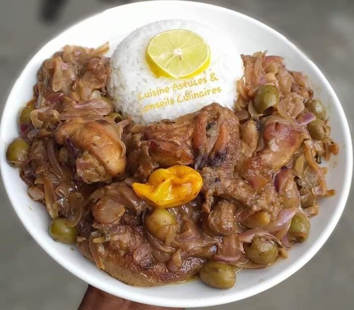 Poulet yassa aux oignons caramélisés : recette sénégalaise