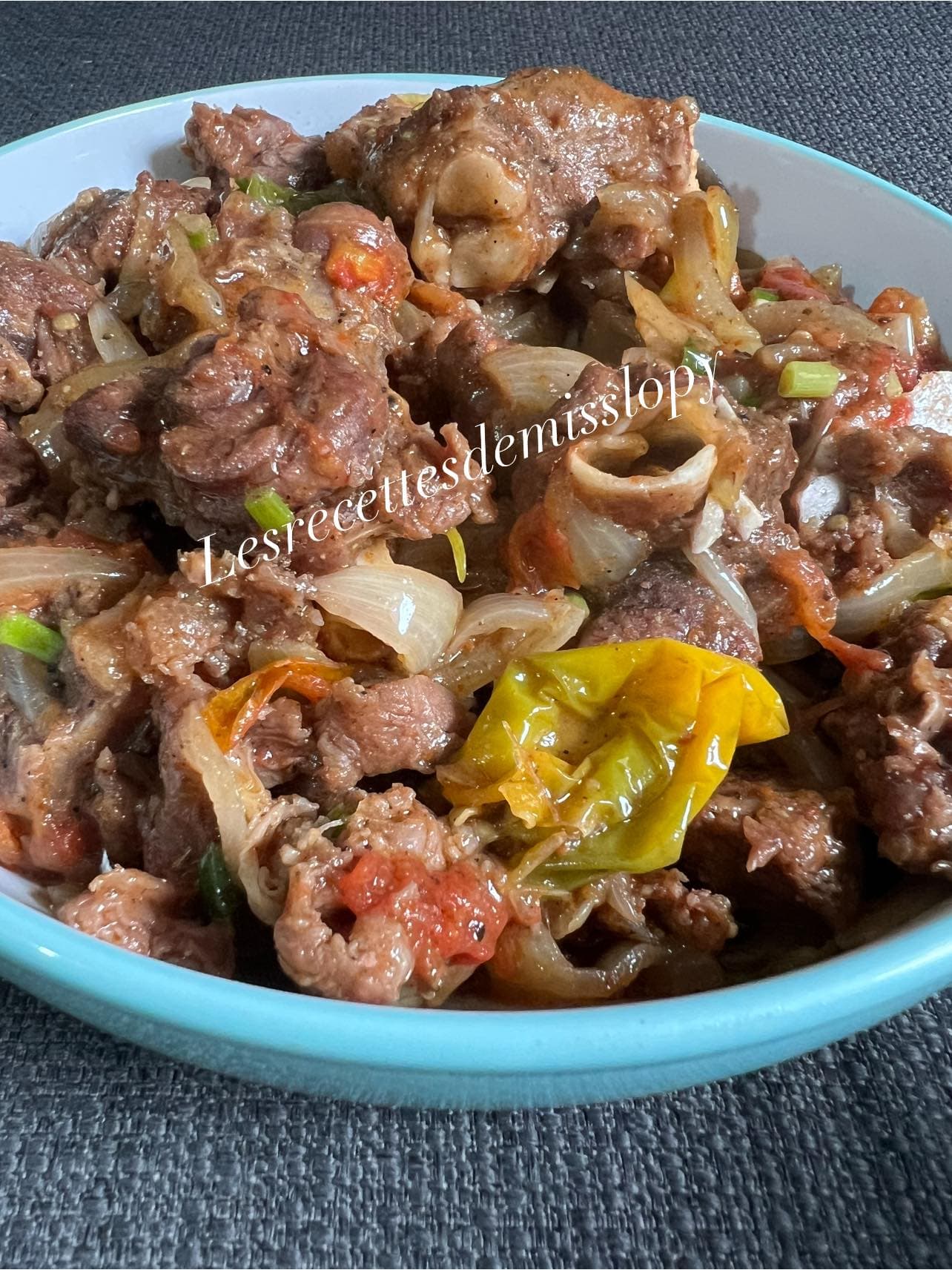 viande de mouton sautée accompagnée de riz gras au soumara.