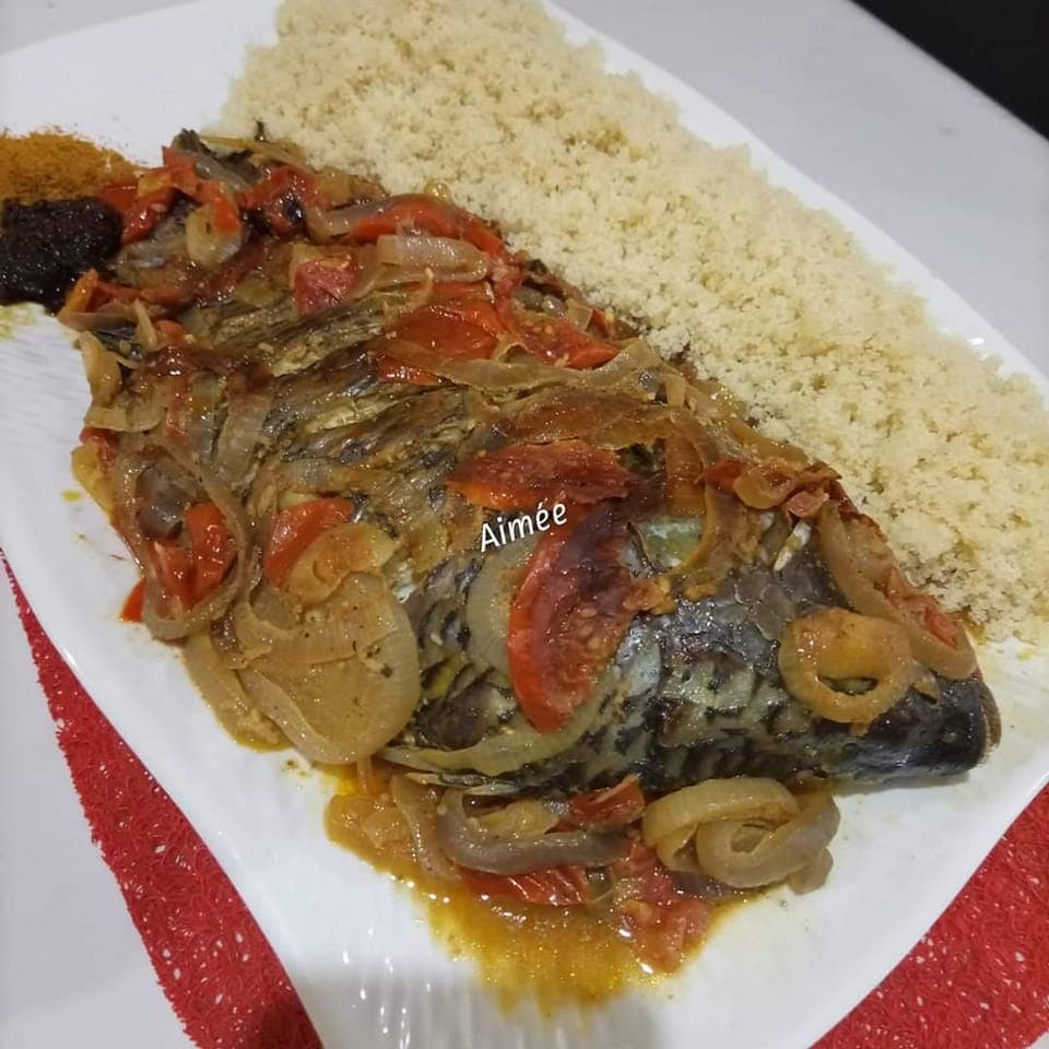 Poisson à l’ étouffée, une cuisson lente pour un poisson bien tendre avec des légumes accompagné d’attiékè.