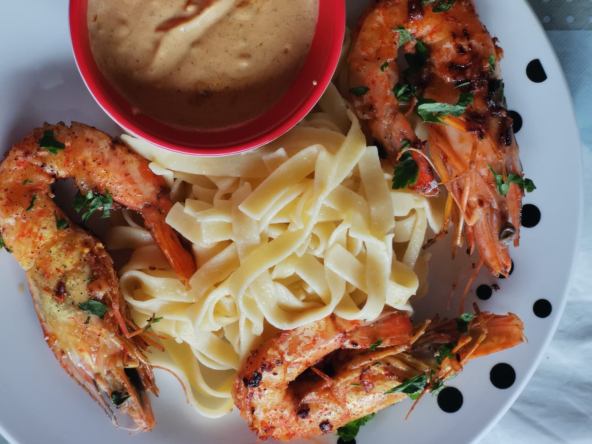 Gambas sauté a l’ail beurre et échalote, sel poivre persil pour la décoration et piment doux,