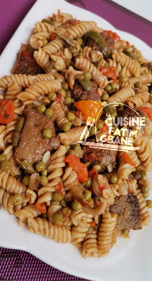 Un mélange de fusili et petit pois