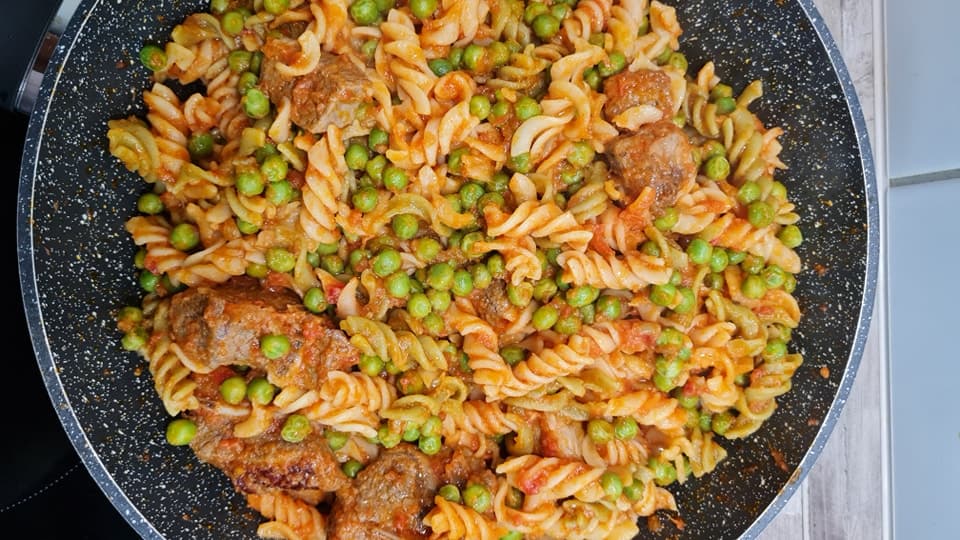 Pâte fusili aux petits pois, viande de mouton.