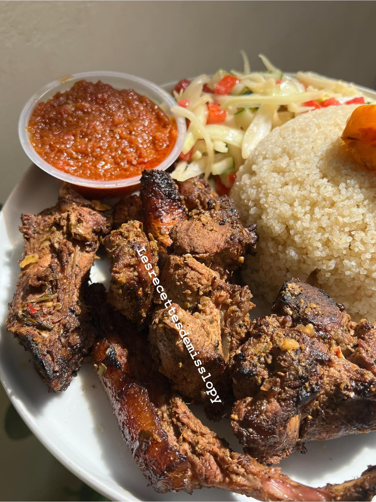 viande braisée accompagnée d attieke