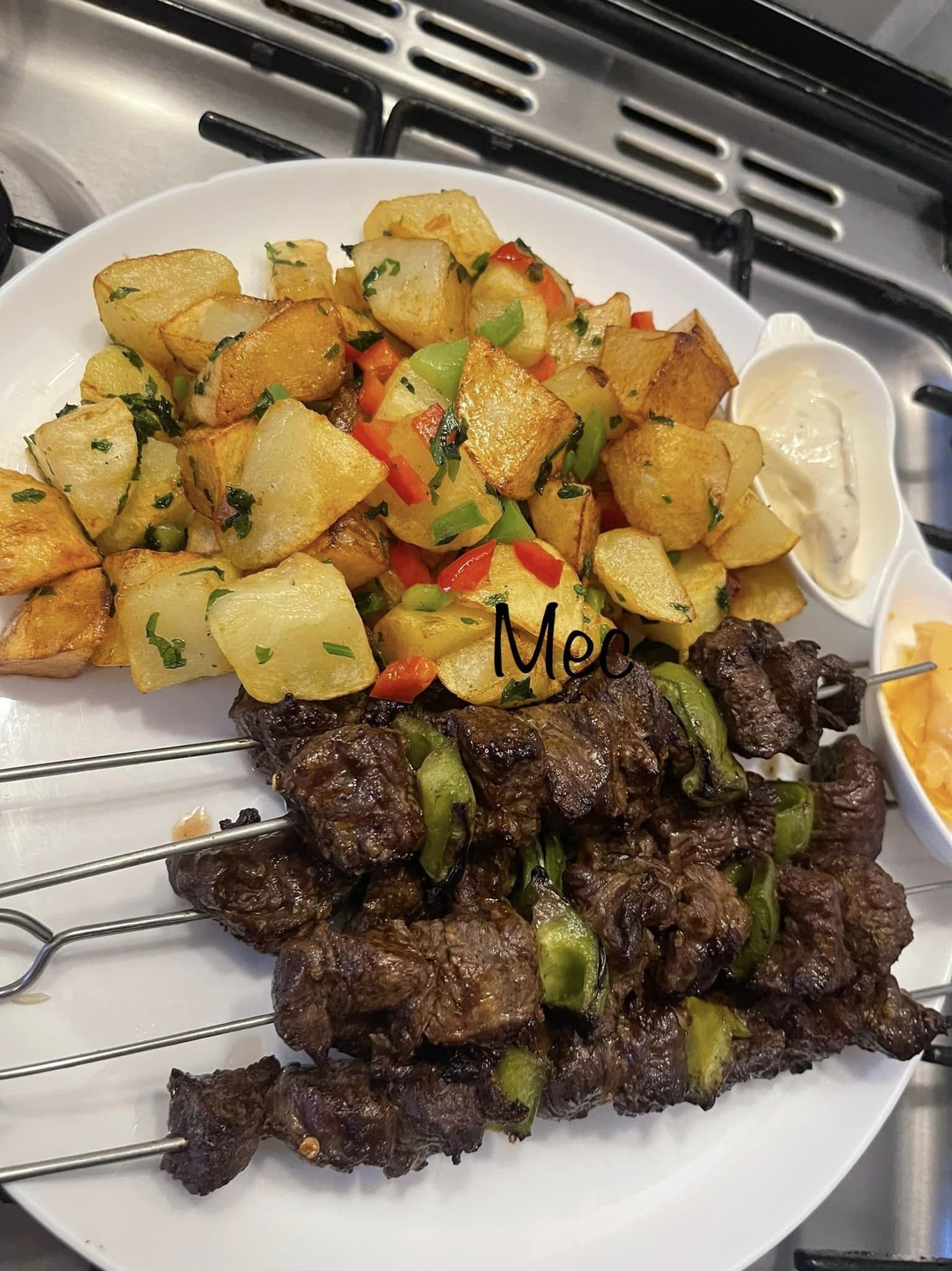 Brochettes et sauté de pommes