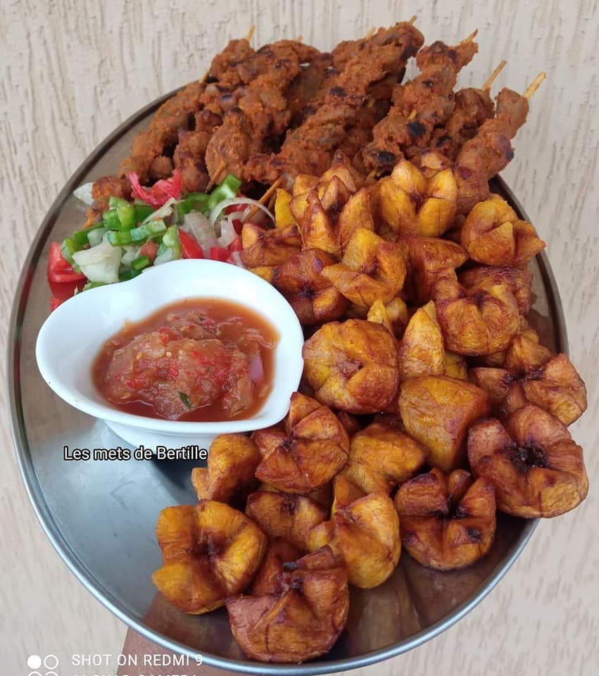 Brochettes savoureuses aux légumes à la poêle.