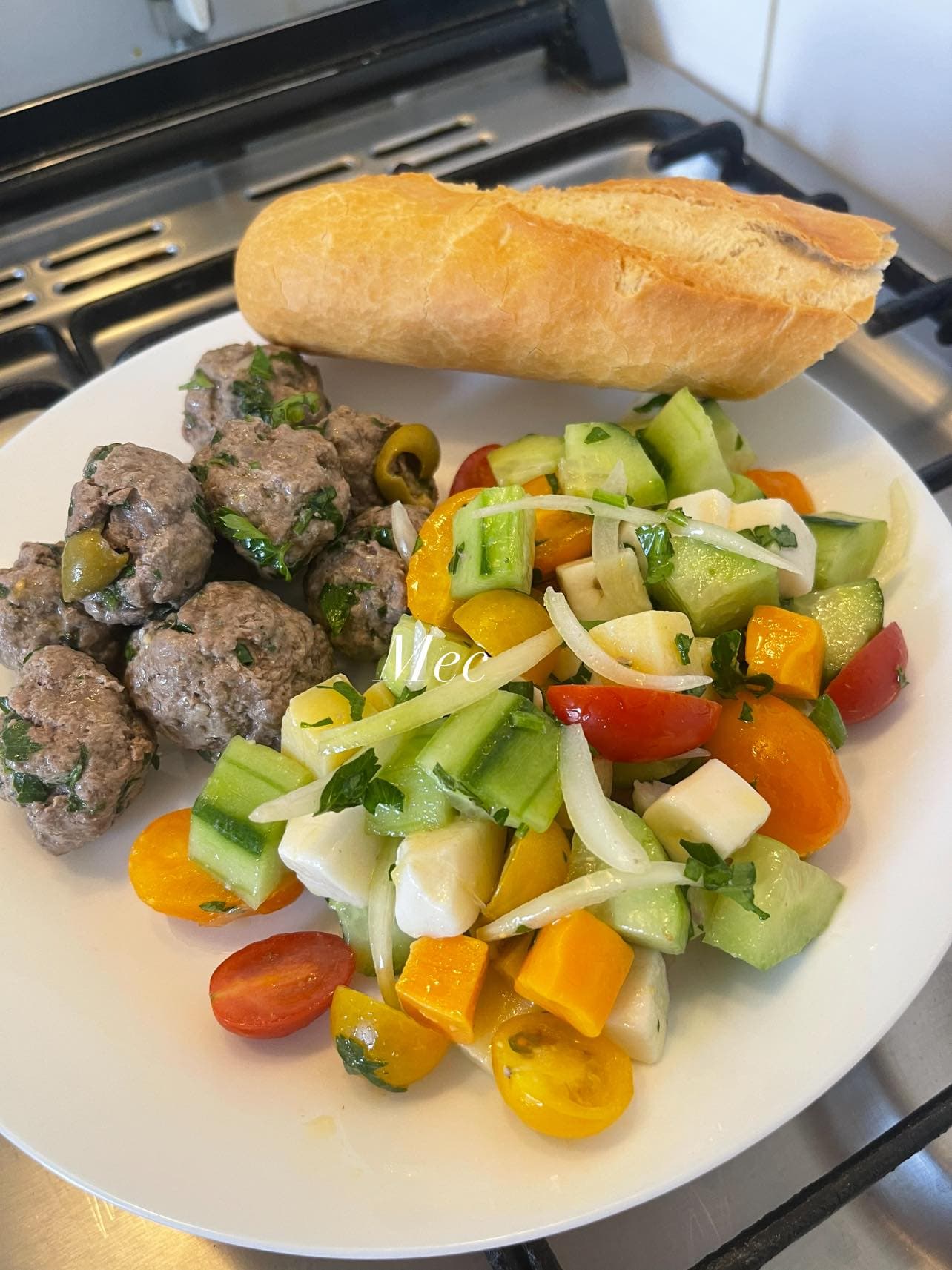 Salade fraîche de boulettes de viande au croquant de concombre