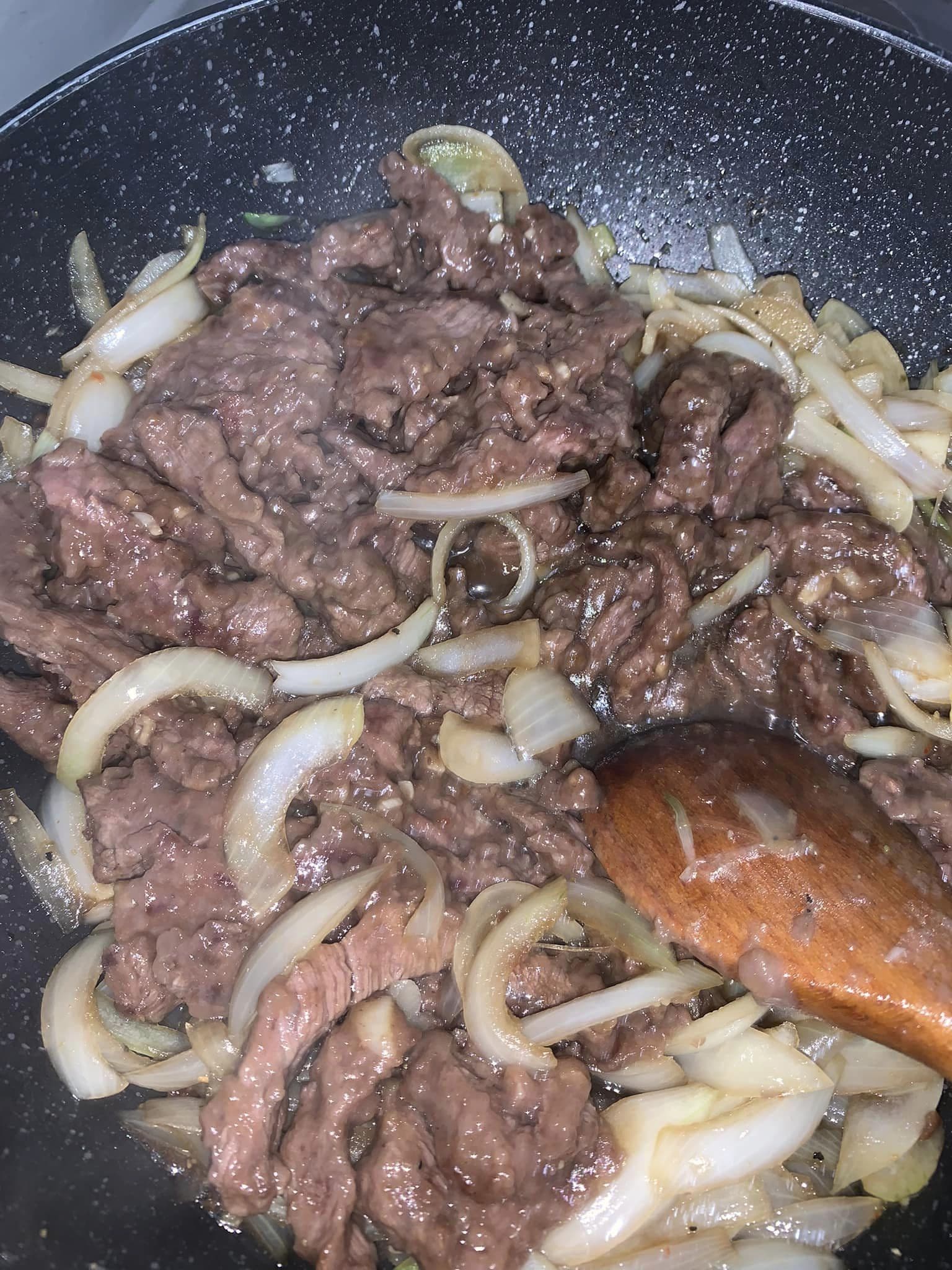 Bœuf aux oignons et riz blanc : recette facile