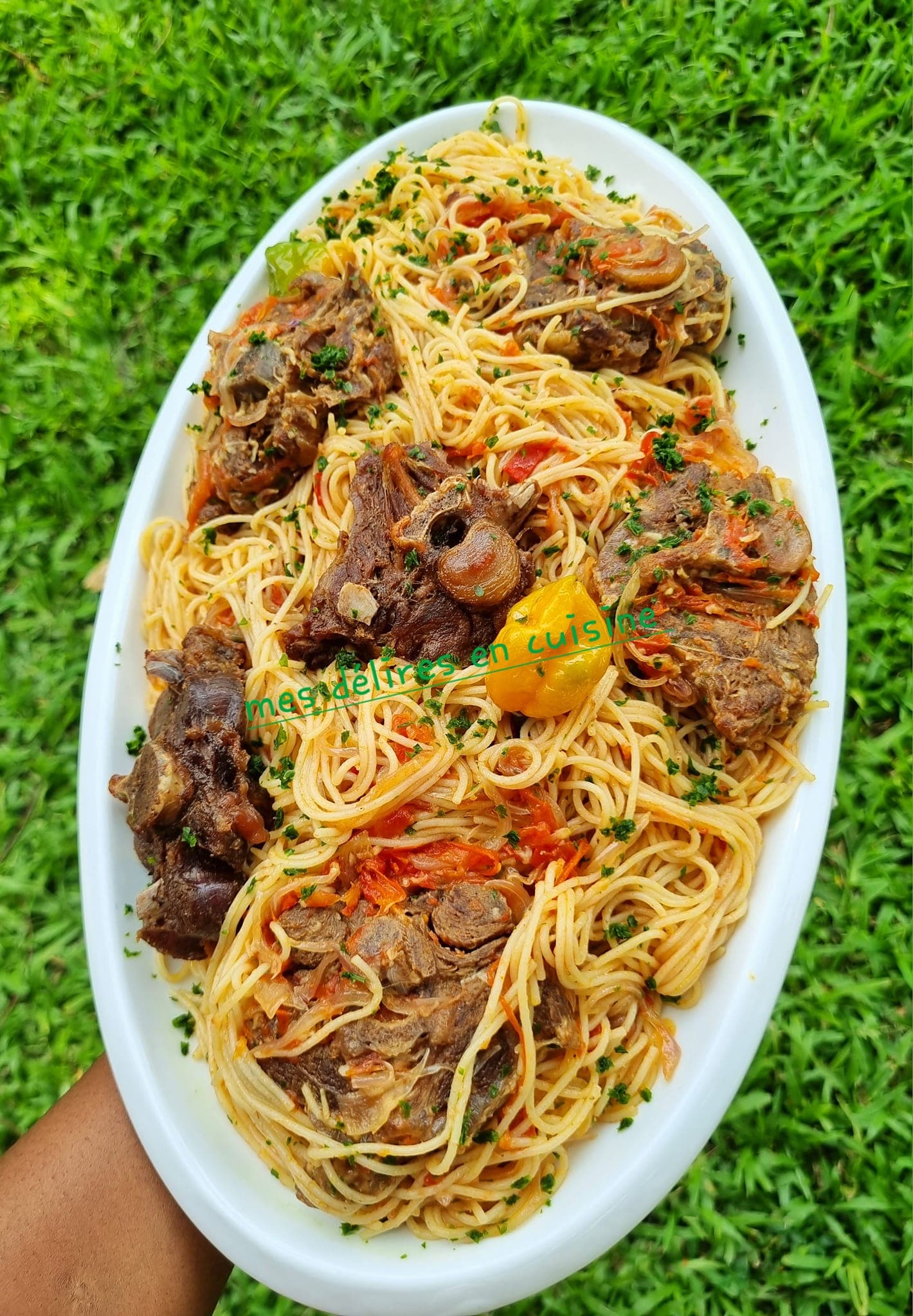 Spaghetti sauté à la tomate et viande de mouton