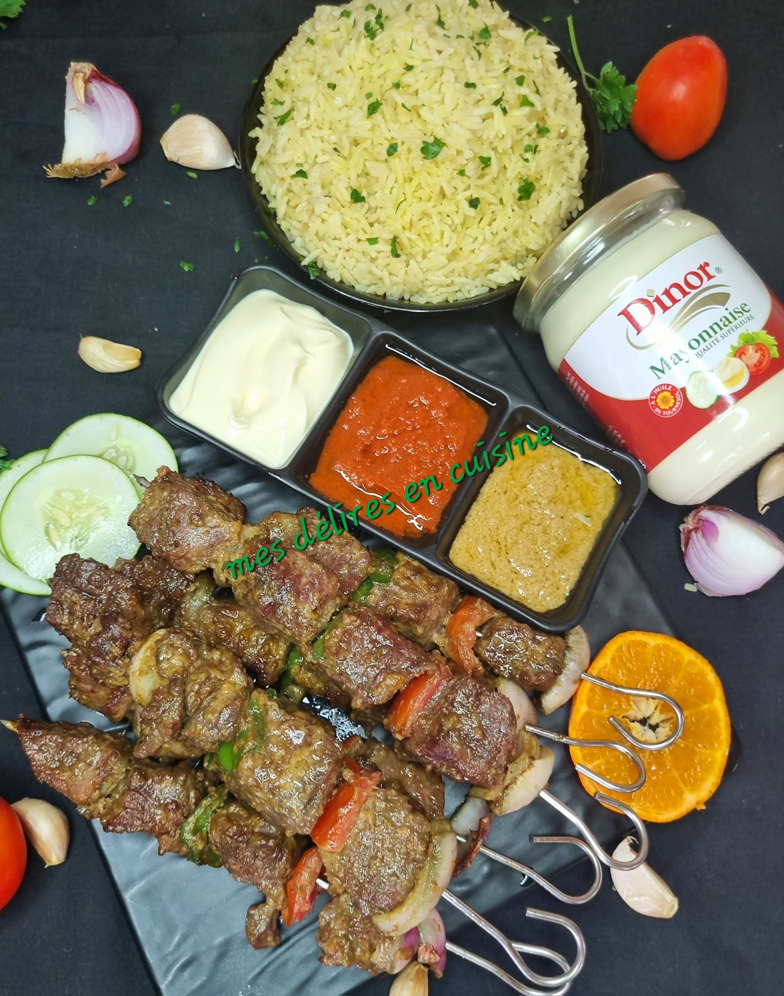 Brochettes de mouton et riz jaune : recette grillée