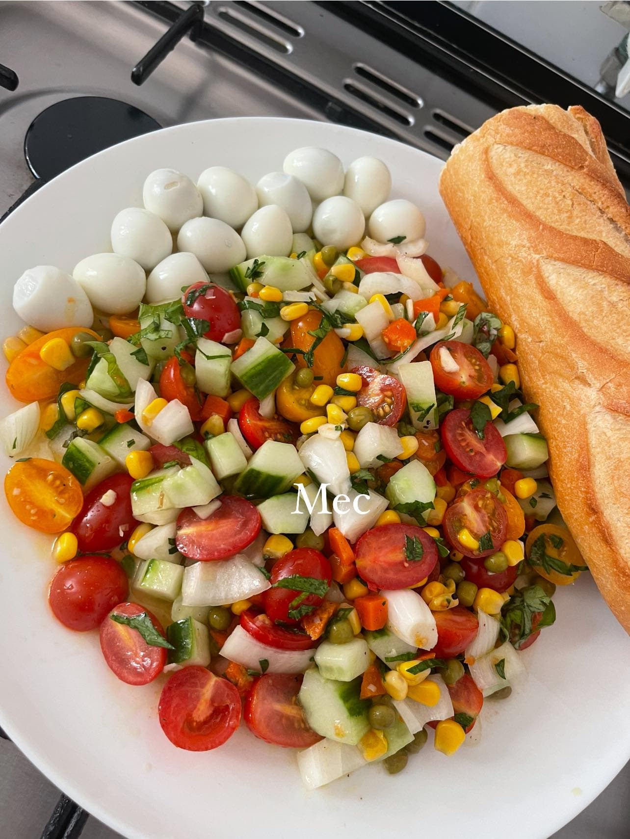 Salade aux œufs de caille et légumes : recette fraîche