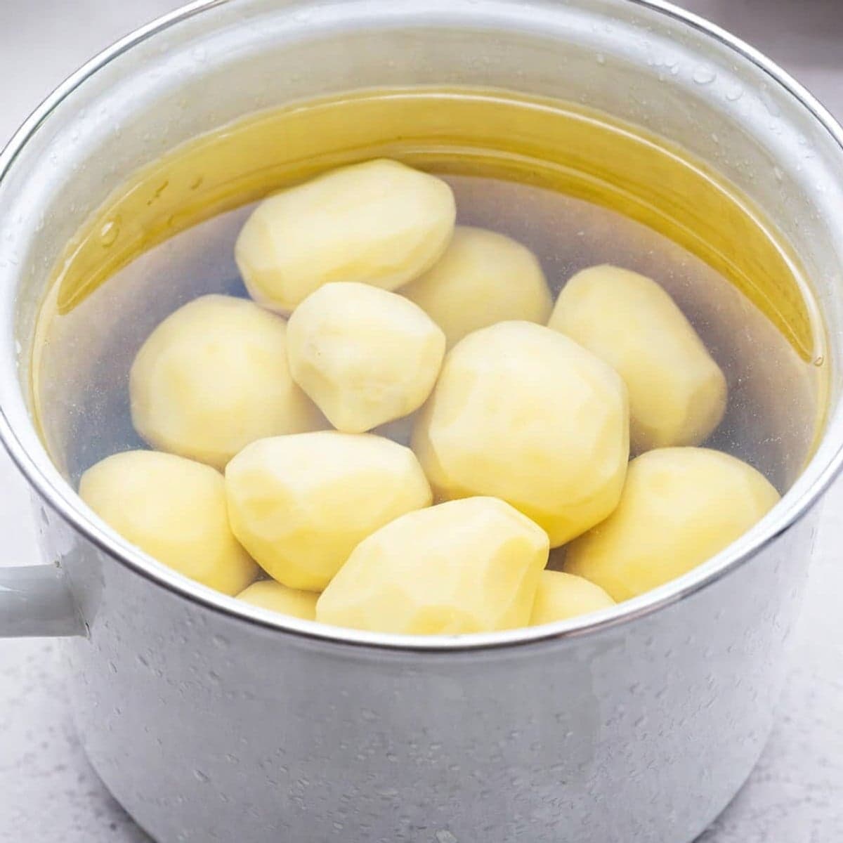 Des astuces pour conserver les pommes de terre épluchées sans qu’elles ne noircissent.