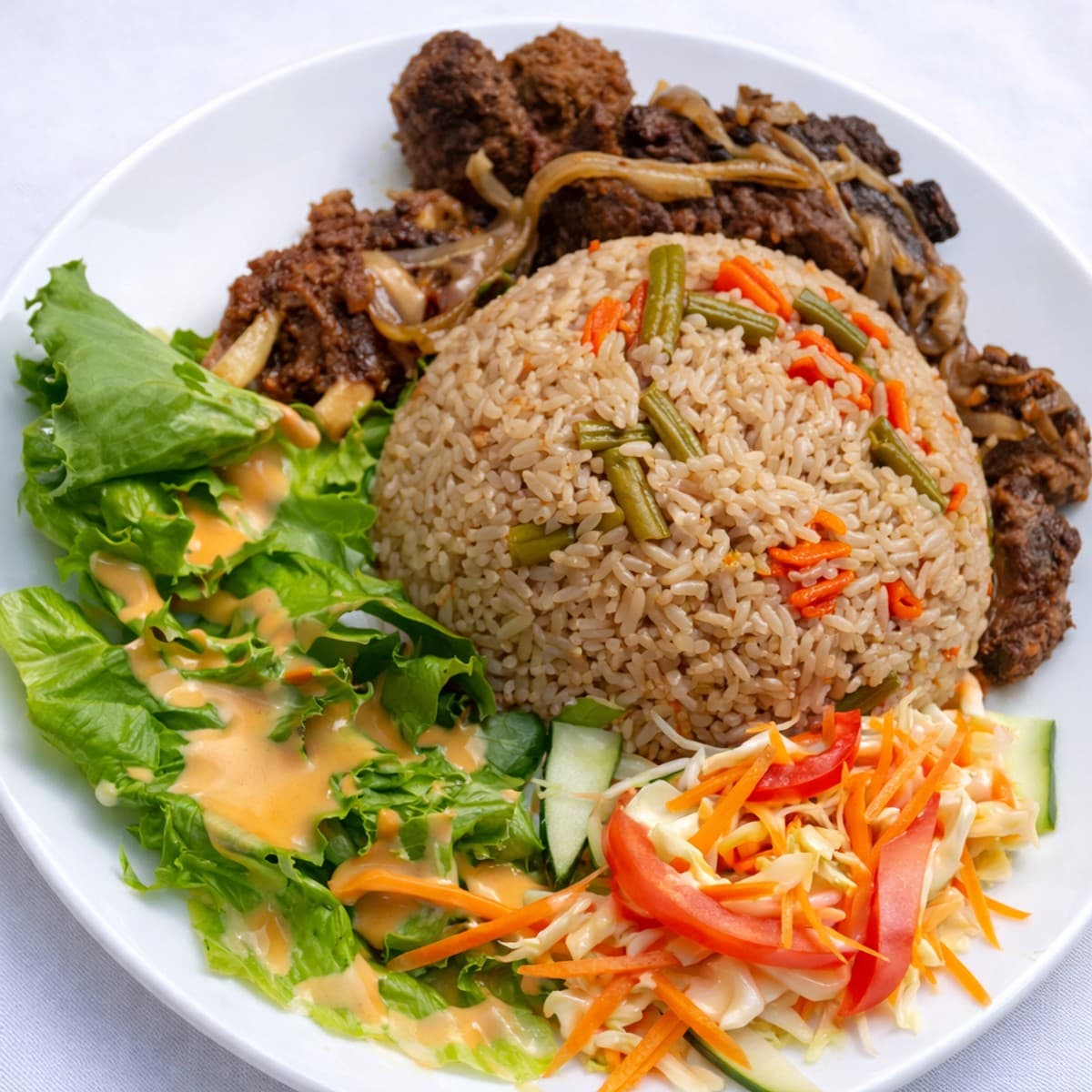 Du riz gras à la viande de mouton avec sa délicieuse salade.