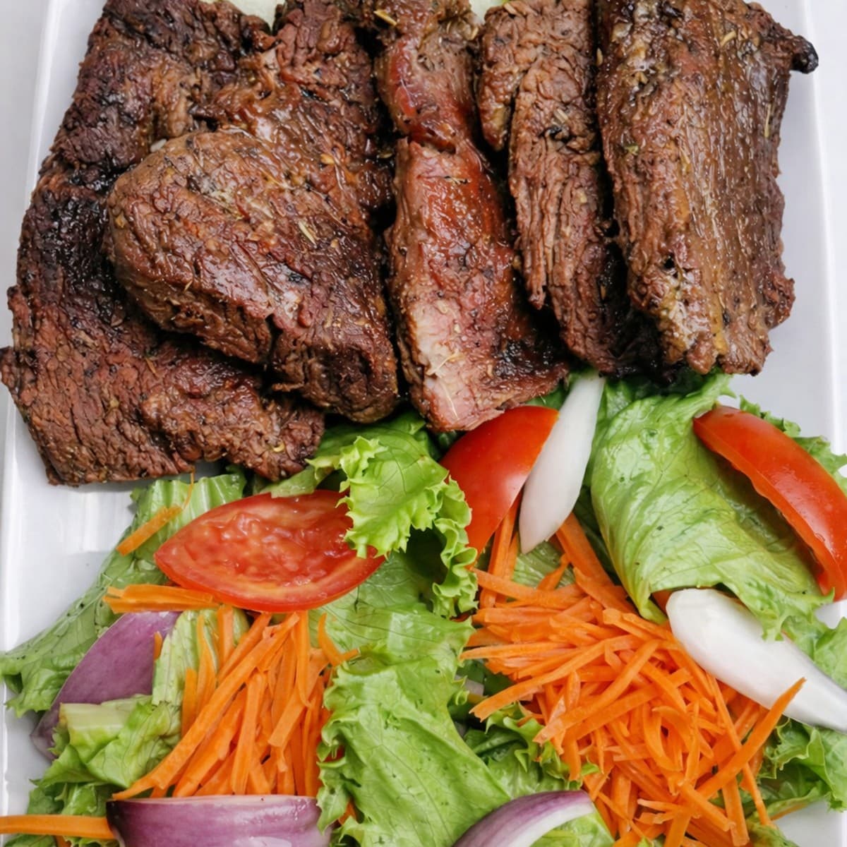 Du steak de bœuf accompagné d’une salade 😍