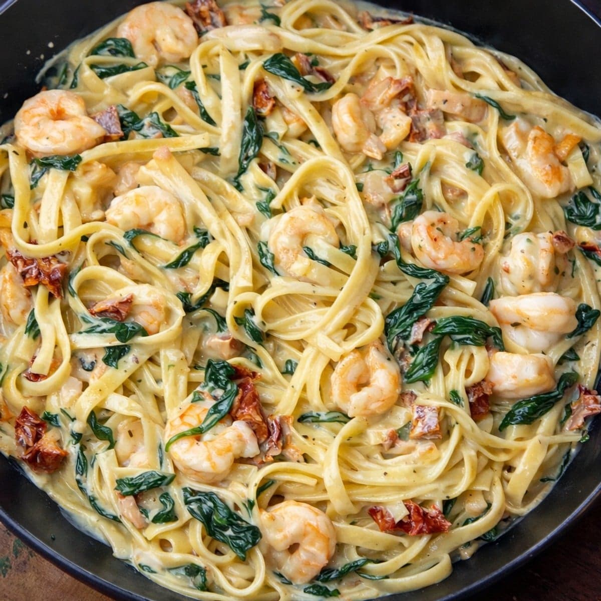 Fettucini aux crevettes dans une sauce crémeuse