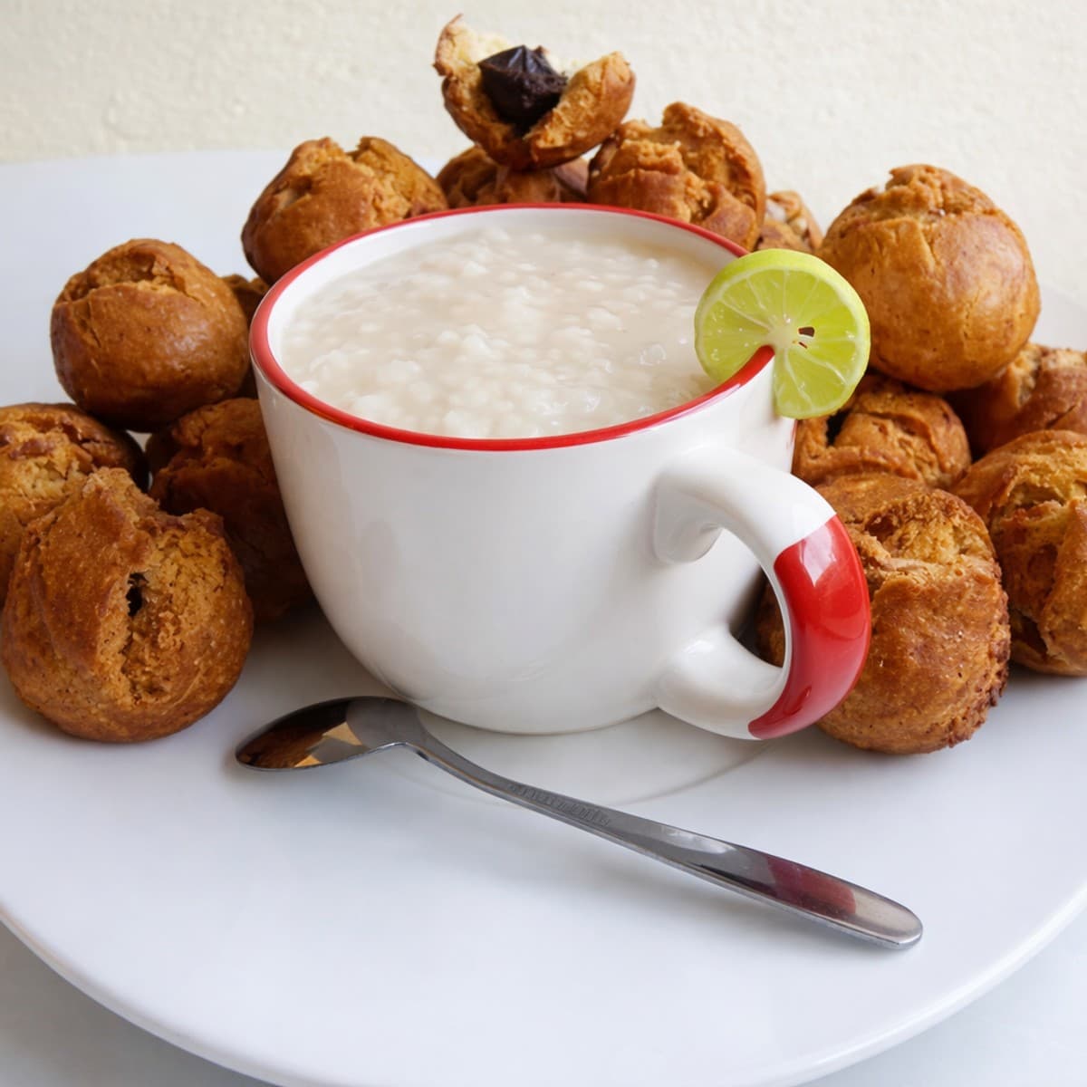 Gâteaux fourrés au chocolat et une bouillie de riz au lait demi écrémé.