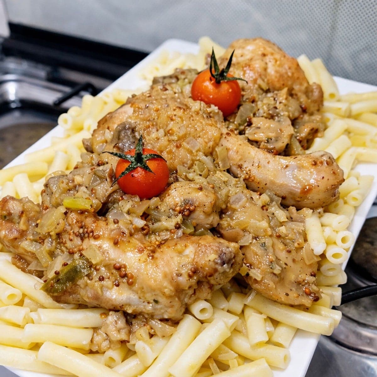 Poulet aux champignons de paris et moutarde a l ancienne avec des macaronis