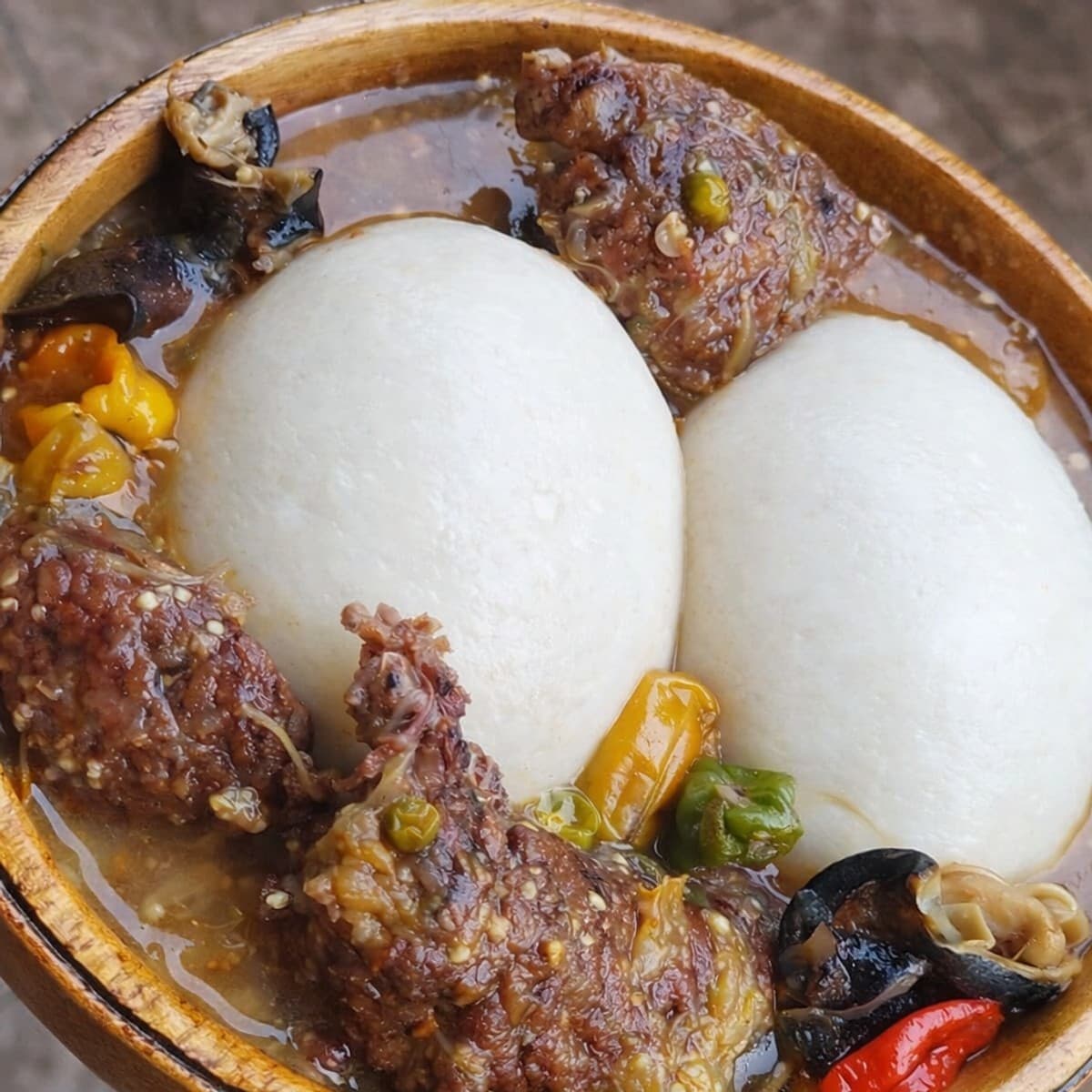 Une délicieuse sauce gouagouassou avec du gibier fumé et escargot et son foutou igname 😋😋😋