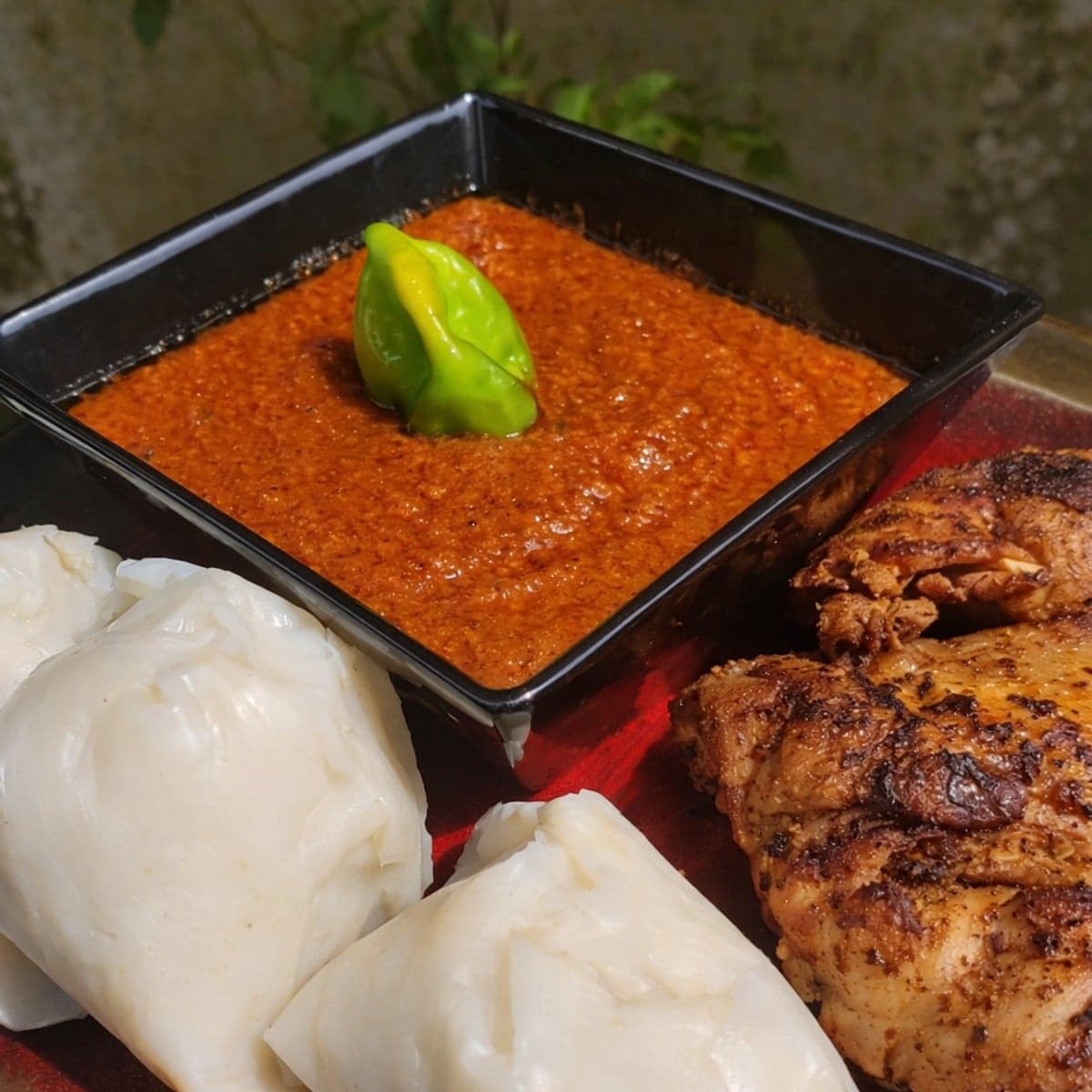 Akassa poulet braisé et sa sauce tomate passe partout