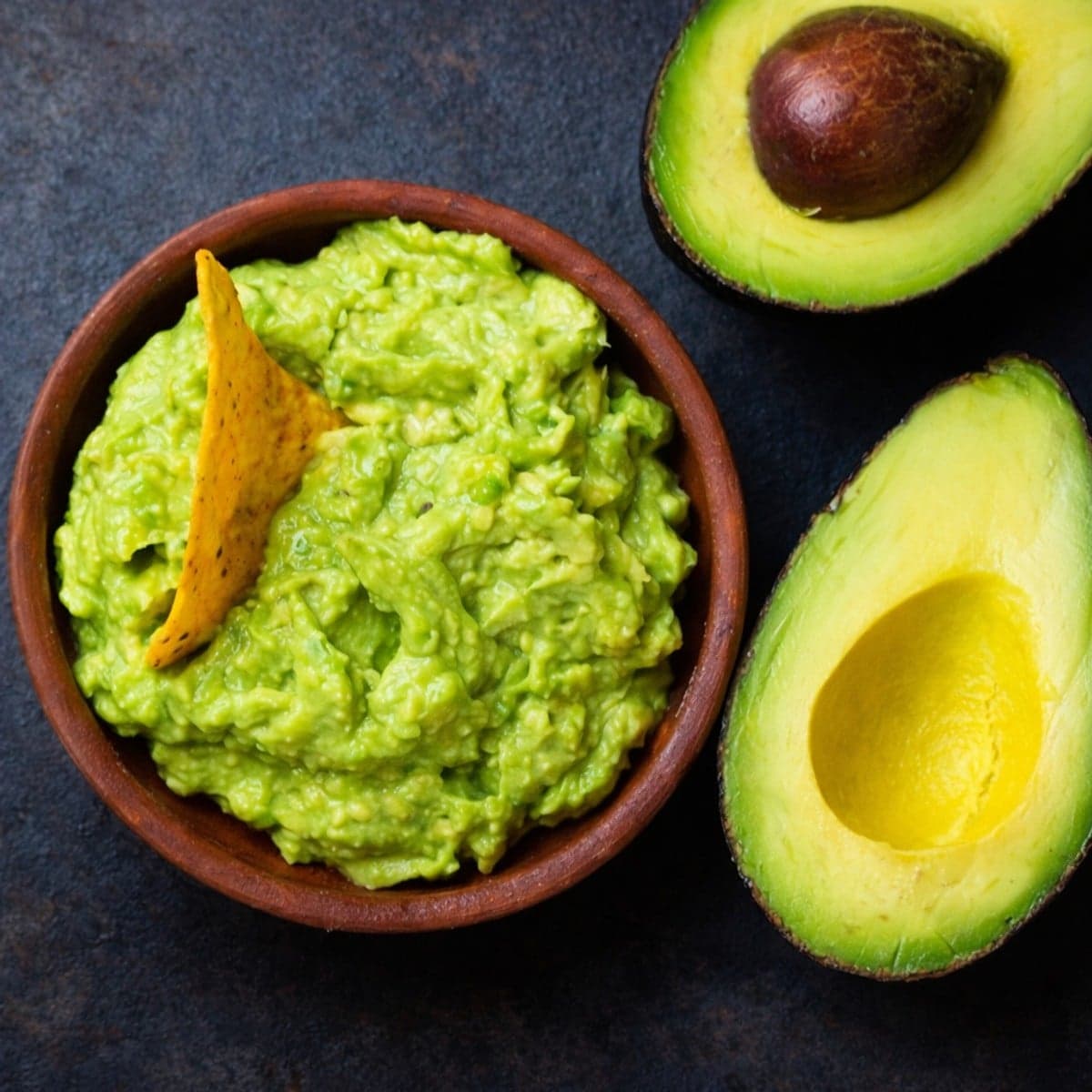 Astuce pour conserver la moitié d’un avocat au réfrigérateur.