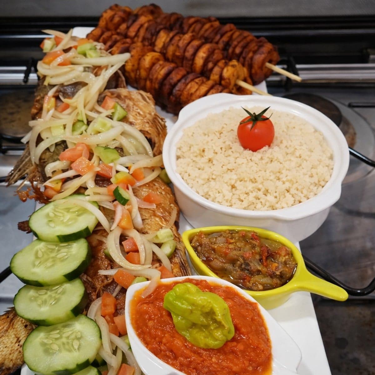 Attieké et des brochettes d’alloko.