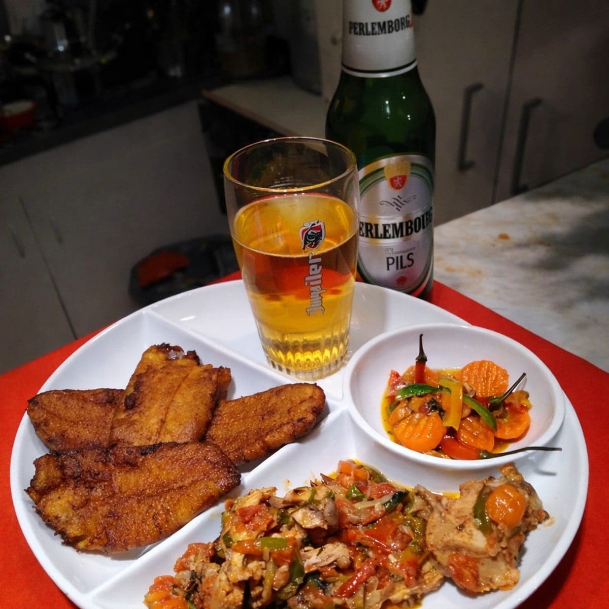 Banane plantain ou riz et poulet fumé sauté