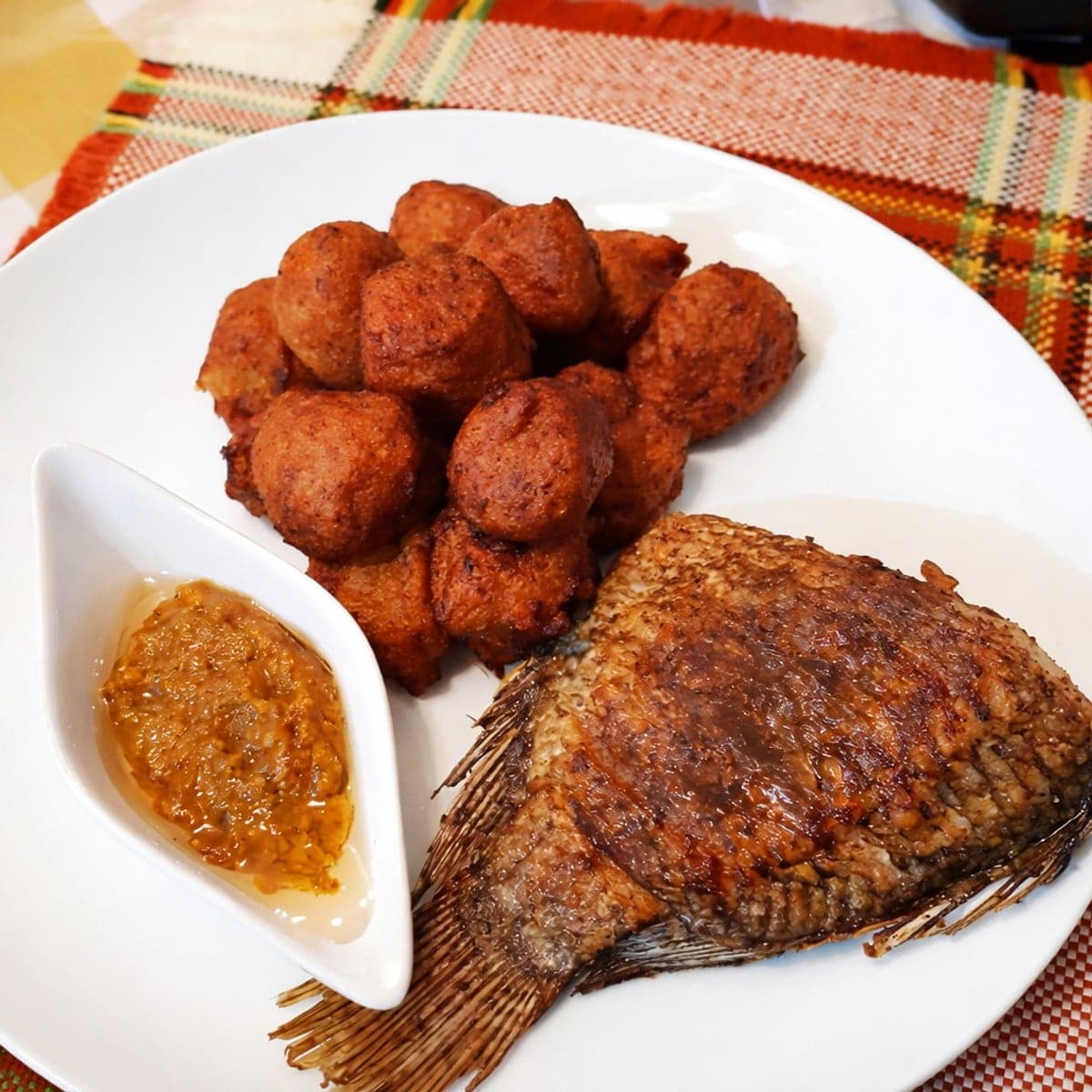 Beignet manioc banane et sauce piquante aux crevettes